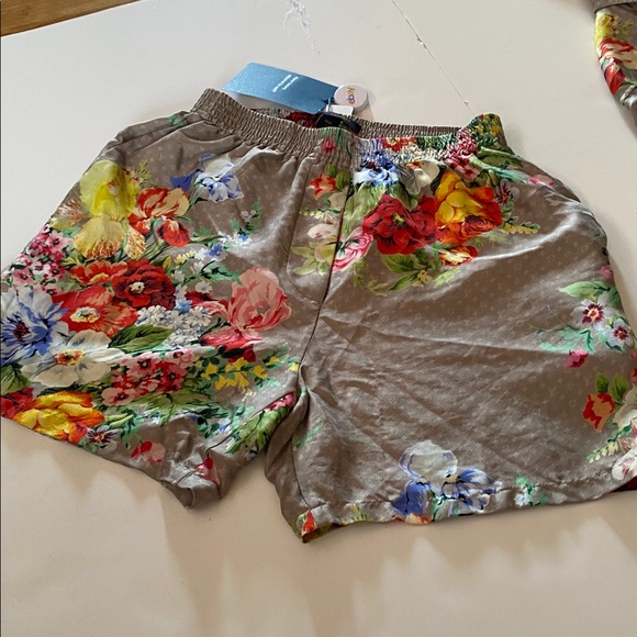 Louis Vuitton Floral Silk Short and blouse sets - Picture 3 of 17